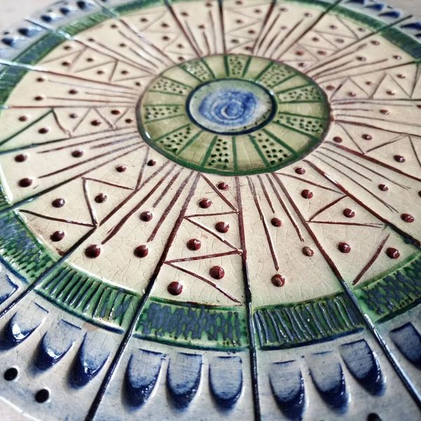 mandala esgrafiado en placa de cerámica